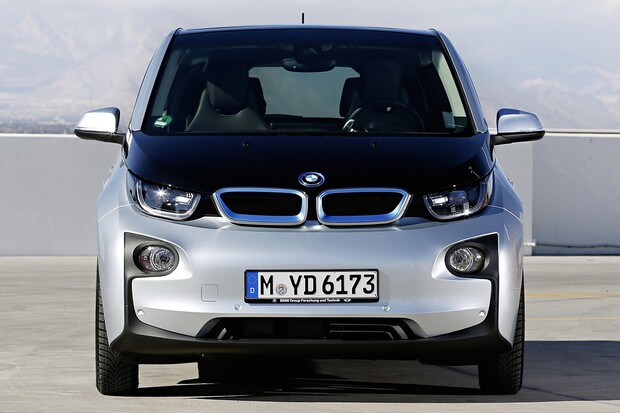 BMW i3 vs. Audi RS5. Vítěz sprintu předem jasný? Ale kdepak