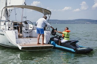 Oběd uprostřed Balatonu? DoDo doručuje objednávky elektrickými vodními skútry