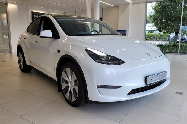 Vybitá Tesla Model Y uvěznila batole uvnitř vozu. Na vině je však „jiná“ baterie