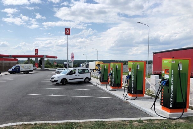 ABB v ČR zdvojnásobila počet svých nabíjecích stanic