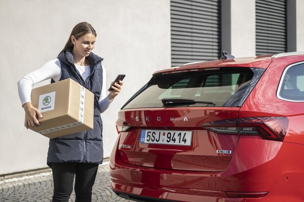 Škoda Auto umožňuje dodat zásilky do auta díky nové službě Přístup do vozu