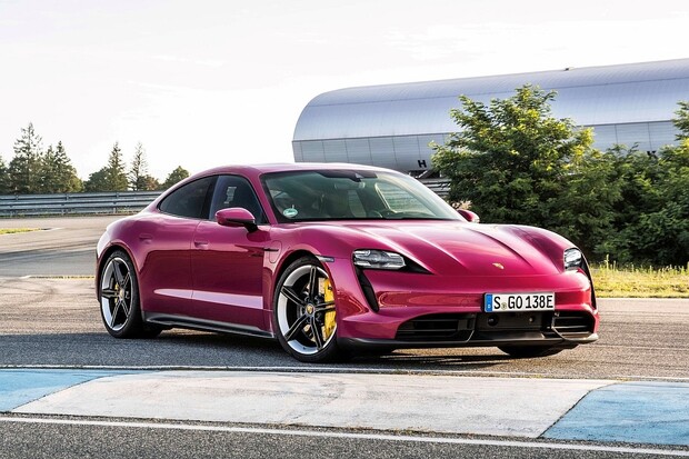 Porsche Taycan pro modelový rok 2022. Je libo růžovou?