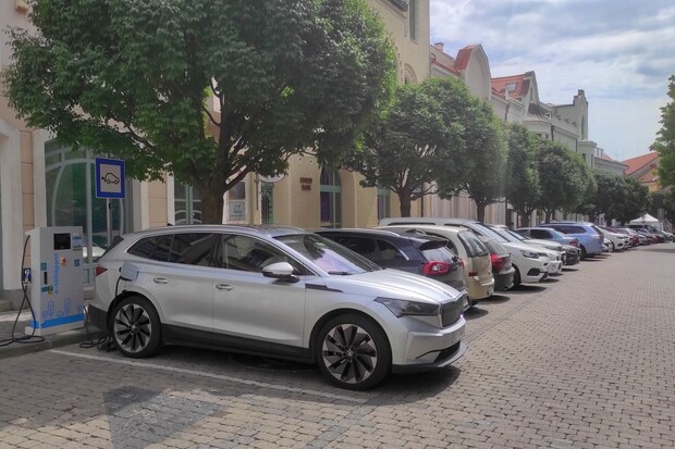 Klobásy, tokajské, vzpomínky na monarchii. Po Maďarsku elektromobilem