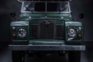 Další tabu prolomeno. Everatti nabízí elektrickou konverzi Land Roveru z 60. let