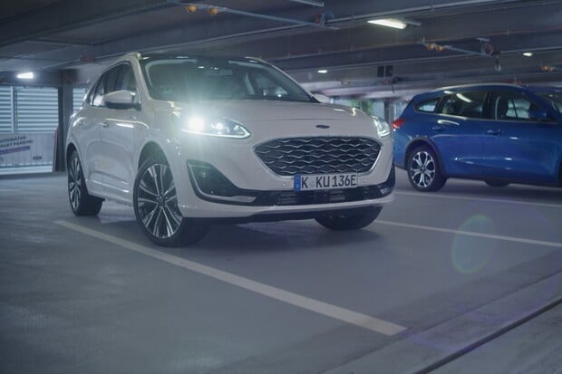 Ford ukazuje budoucnost parkování. Auta projedou parkovištěm a zajedou na místo sama