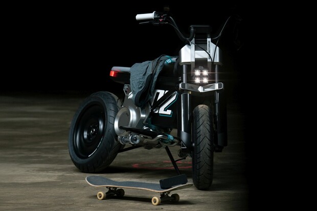 BMW CE 02. Robustní zábava