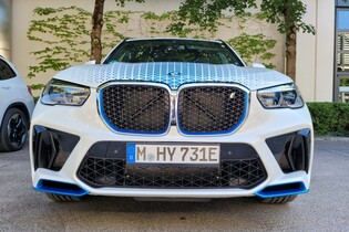 První kilometry v BMW iX5 Hydrogen. Mnichov na vodík nezanevřel