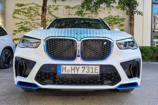 První kilometry v BMW iX5 Hydrogen. Mnichov na vodík nezanevřel