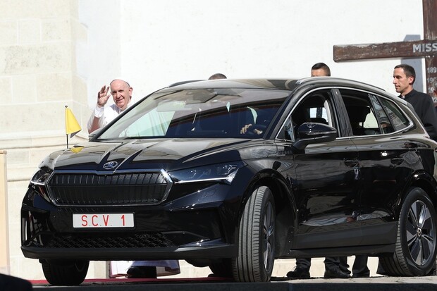 Papež František jezdí elektromobilem Škoda Enyaq iV