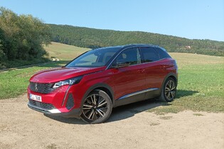 Český trh obohacují mild-hybridní verze Peugeotů 3008 a 5008. Známe ceny