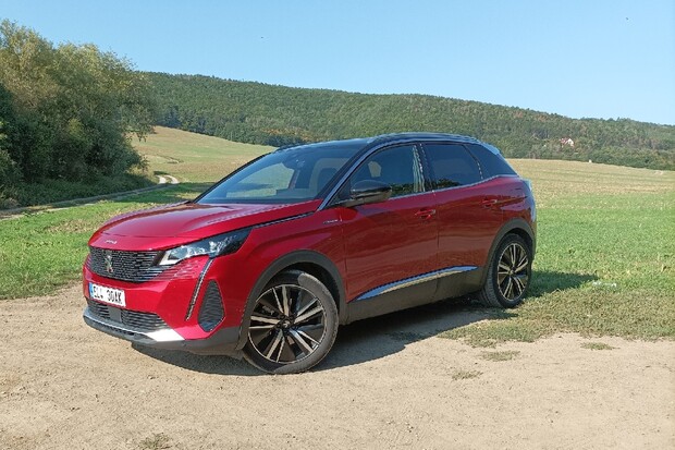 Český trh obohacují mild-hybridní verze Peugeotů 3008 a 5008. Známe ceny