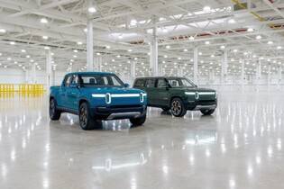 Rivian řeší potíže s předními světlomety u modelů R1S a R1T. Oba musí do servisu