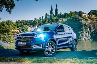 Autosalon Dongfeng v ČR otevřen. Můžete se svézt elektromobilem Seres E3