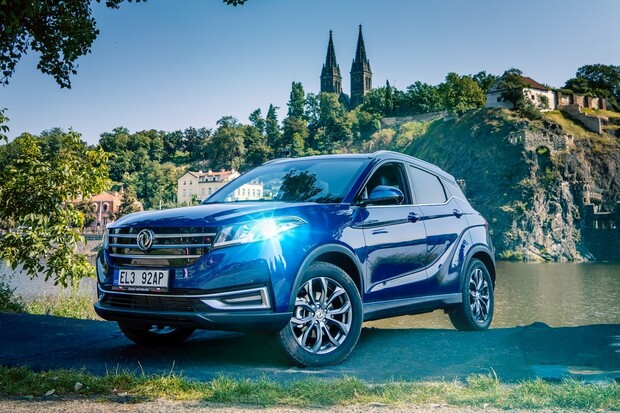 Autosalon Dongfeng v ČR otevřen. Můžete se svézt elektromobilem Seres E3