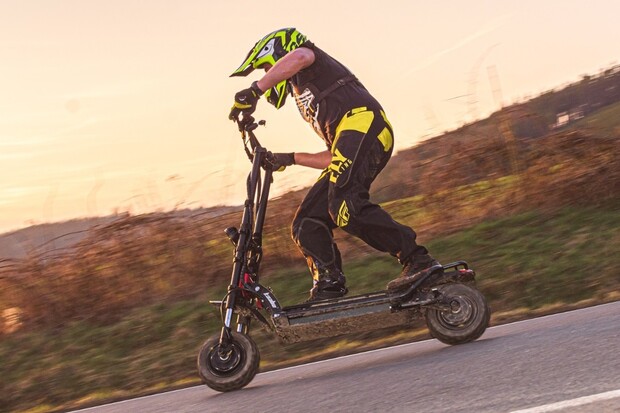 Koloběžka, co jede až 100 km/h. V Česku se začaly prodávat elektrokoloběžky KAABO