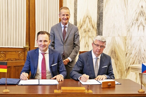 Diess přijel do Prahy, rozhodnutí o české gigafactory ale padne příští rok