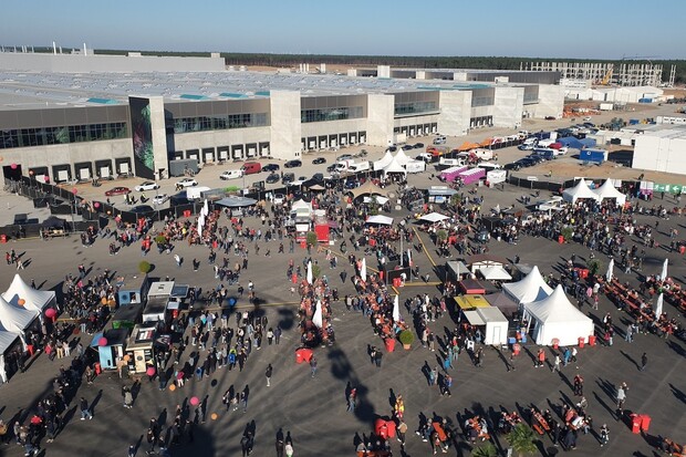 Elon Musk je v Berlíně. Osobně otevře novou Gigafactory