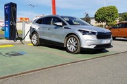 Ojetý elektromobil se v bazaru celkem ohřeje. Nejdéle se prodává Škoda Enyaq