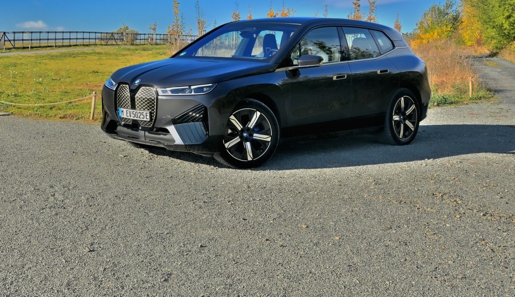 Luxusní elektrické BMW iX dorazilo do Česka. Projeli jsme ho