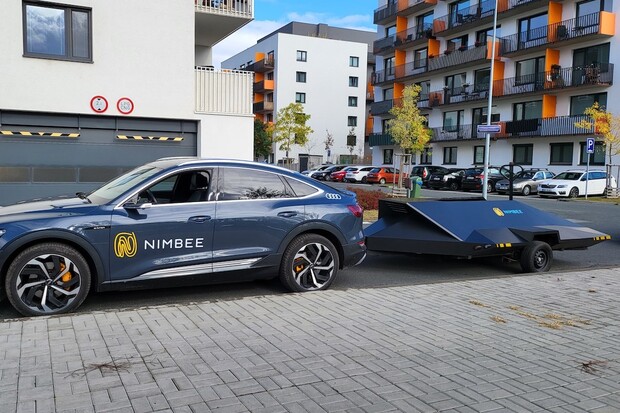 Cybertruck zmizel, Tesla v Berlíně má zpoždění a pojízdné nabíječky