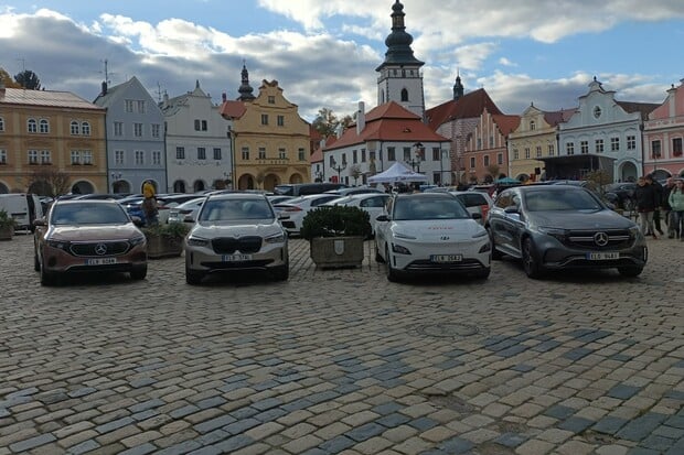 V Pelhřimově si daly sraz elektromobily. Byl z toho nový český rekord