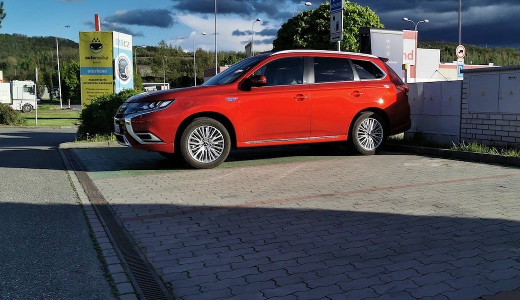Reálná spotřeba benzínu a elektrický dojezd plug-in hybridu Mitsubishi Outlander PHEV