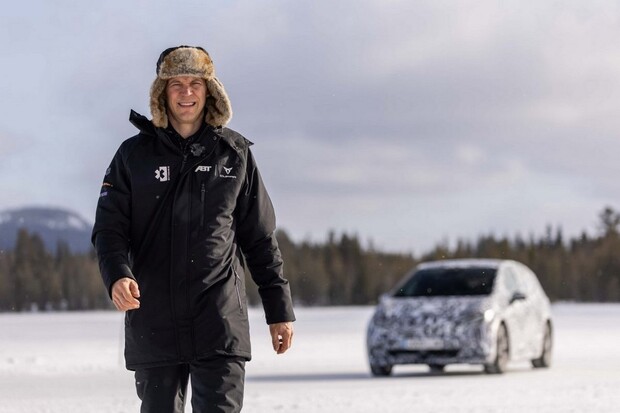 Podívejte se, jak závodní jezdci Cupra testovali elektromobil Born 