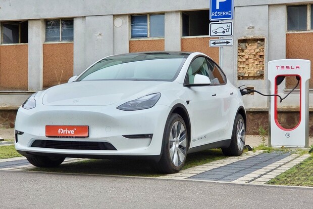 Cenově dostupná Tesla by měla stát jen 650 tisíc korun, přitom mít až 400km dojezd