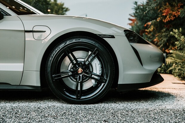 Pirelli bude testovat kvalitu silnic pomocí senzorů v chytrých pneumatikách 
