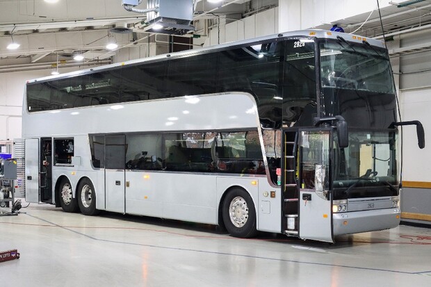 Dvoupatrový autobus od Lightning eMotors dostal 640kWh baterii. Pojme 70 cestujících