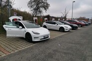 Pokus českého týmu o světový rekord ve 24hodinovce s elektromobilem odstartoval – Průběh rekordu, aktualizováno o konečné informace