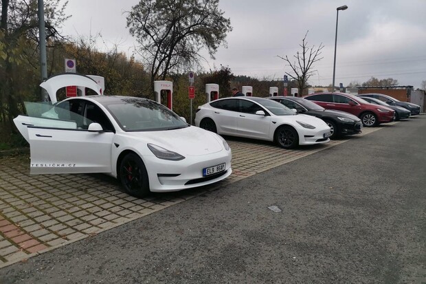 Pokus českého týmu o světový rekord ve 24hodinovce s elektromobilem odstartoval