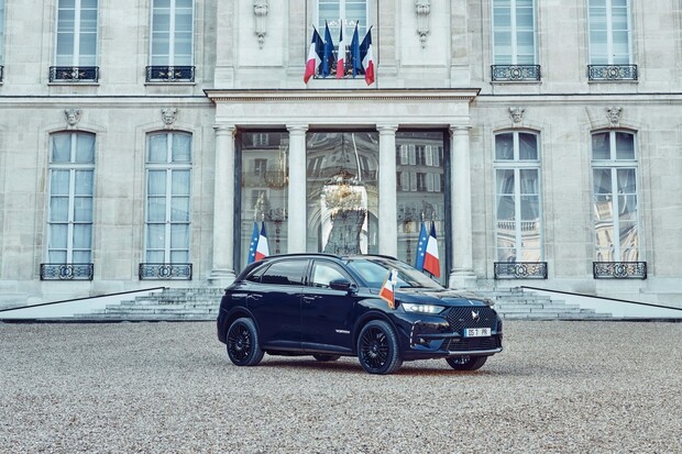 Francouzský prezident usedl do hybridu. Pancéřovaného