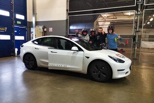 Úspěch Čechů na Nürburgringu, otevření Superchargerů pro ostatní a další