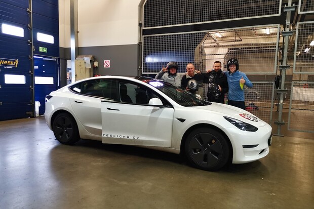 Na Nürburgringu se jede 24hodinovka elektromobily, český tým zatím na 4. místě