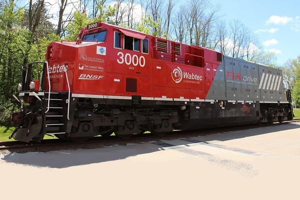 Wabco plánuje plug-in hybridní lokomotivu s vagonem plným baterií 