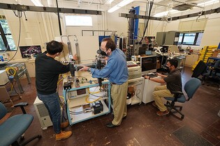 Vědci vyvinuli kabel, s nímž by se elektromobil mohl nabít za pět minut