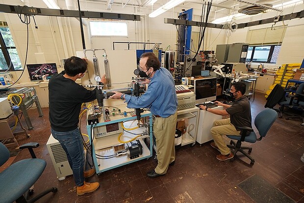 Vědci vyvinuli kabel, s nímž by se elektromobil mohl nabít za pět minut