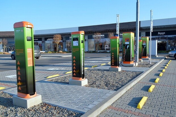 ČEZ otevřel velkou nabíjecí stanici. Největší na Moravě, ovšem jen na chvilku