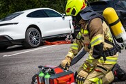 Konec zoufalých hasičů. Rosenbauer vyvinul hasicí zařízení trakčních baterií