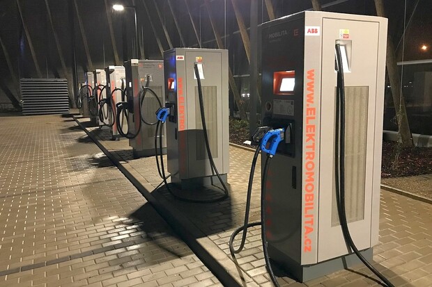 ČEZ zrychluje nabíjení u dálnice D1