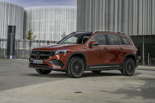 Posun v berlínské Gigafactory, české ceny Mercedesu EQB a nové nabíjecí stanice