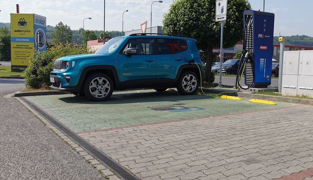 Reálná spotřeba benzínu a elektrický dojezd plug-in hybridu Jeep Renegade 4xe