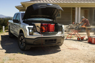 Rekordní produkce Tesly, Ford zastavil rezervace na elektrický pick-up a další novinky