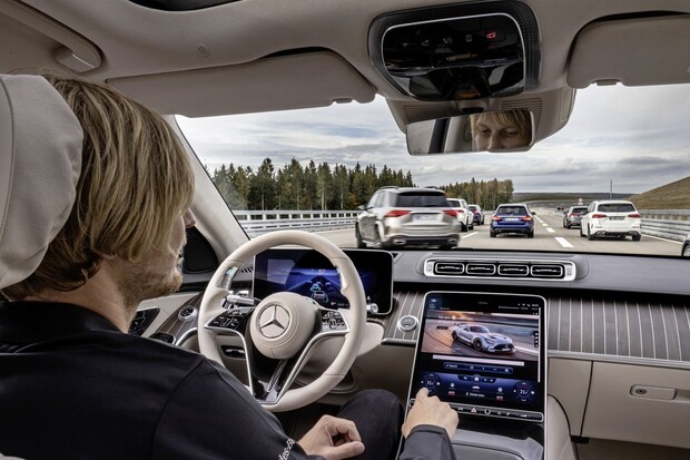 Mercedes má schválené autonomní řízení, psaní e-mailu za volantem bude legální