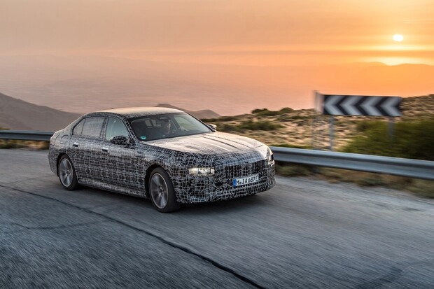 Přes hory a doly, pod žhnoucím sluncem. Tak vypadá testování BMW i7