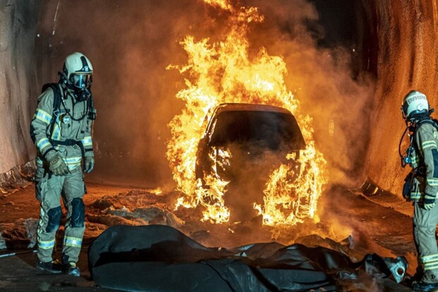 Co se stane, když hoří elektromobil v tunelu? To zjišťovali v Rakousku