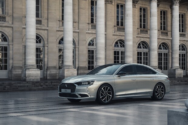 DS 9 přichází ve verzi E-Tense 250. Ujede až  70 km čistě na elektřinu