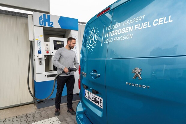 Vodíkový Peugeot e-Expert Hydrogen se začíná vyrábět
