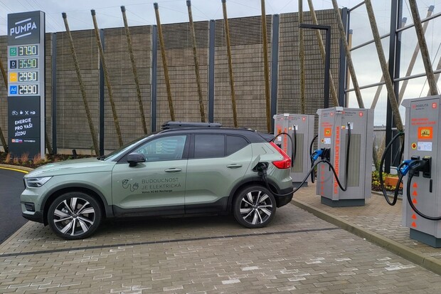 Ultrarychlé nabíjení u ČEZu? Víme, jak to je a jak to bude